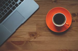Spildt kaffe i computeren